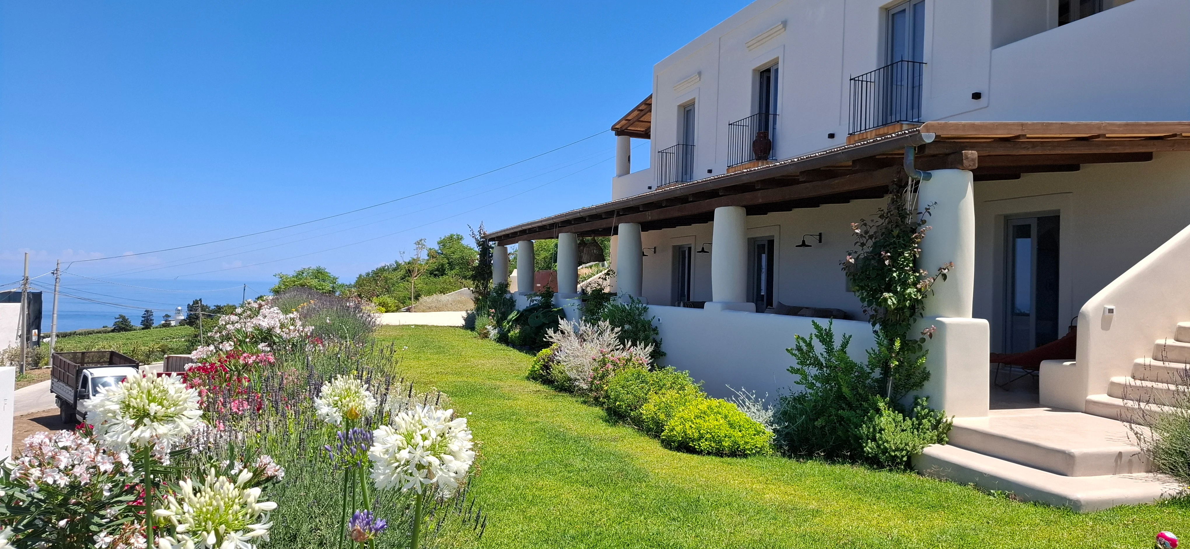 Villa Eoliana 02 con giardino mediterraneo e vista sul mare a Salina