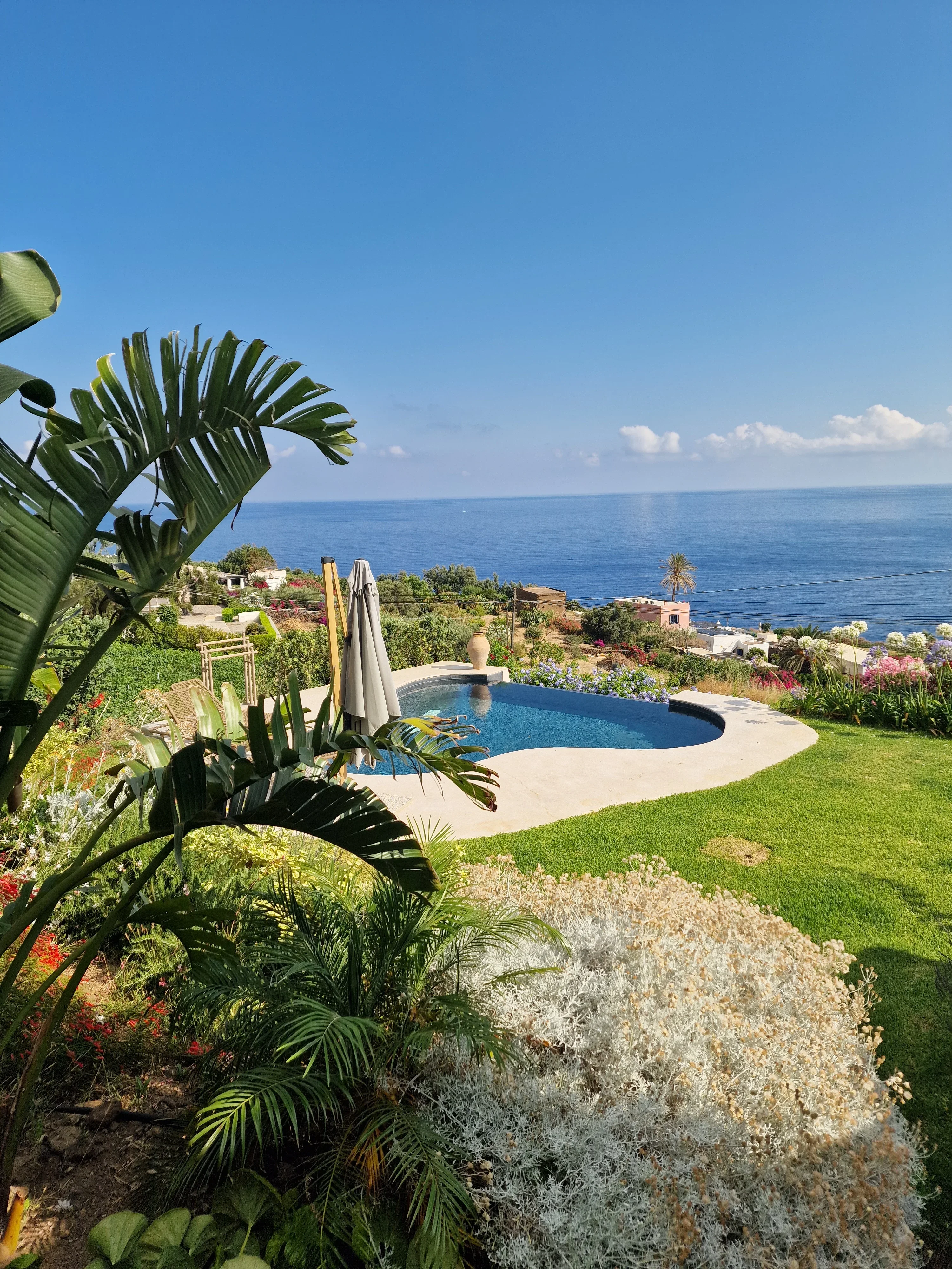 Giardino mediterraneo terrazzato con piscina