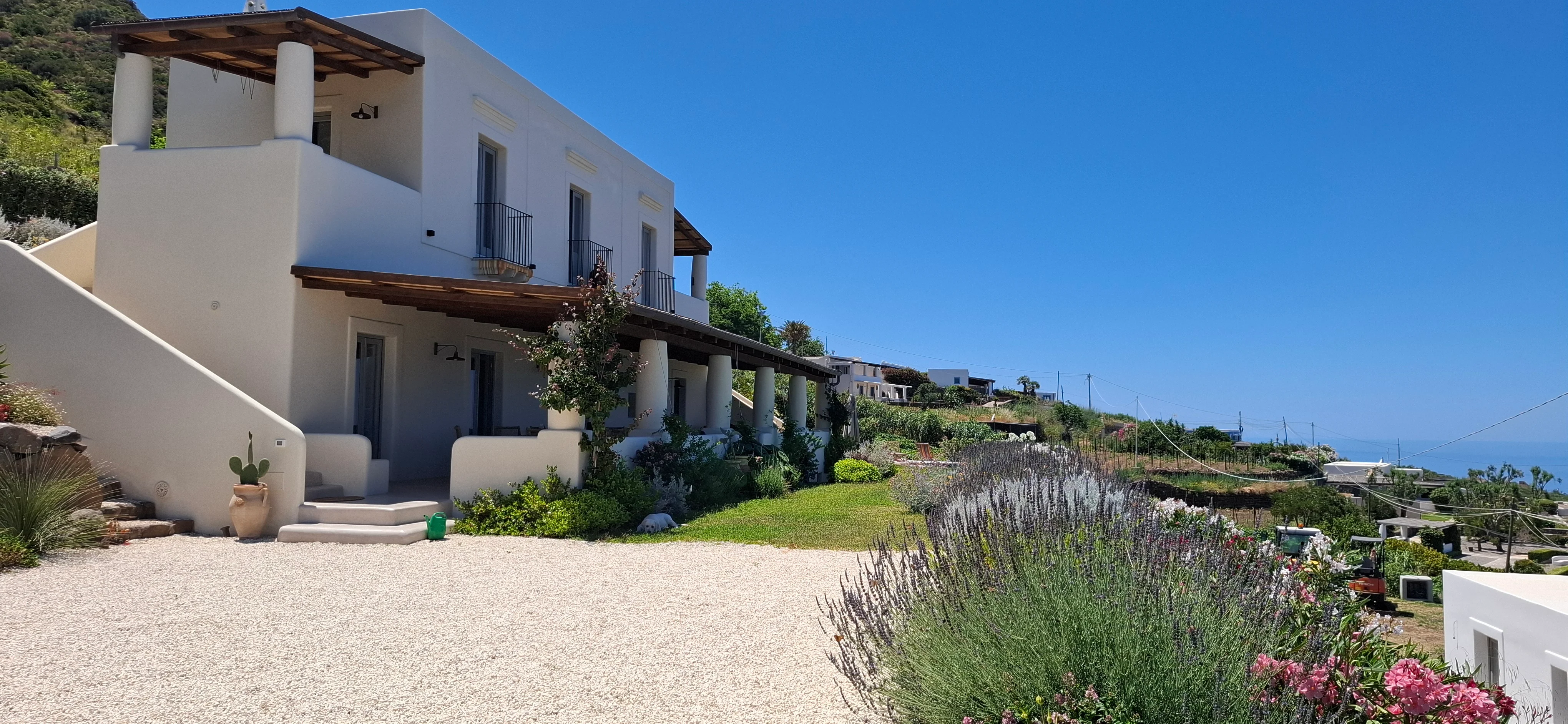 Giardino terrazzato con lavanda e vegetazione mediterranea